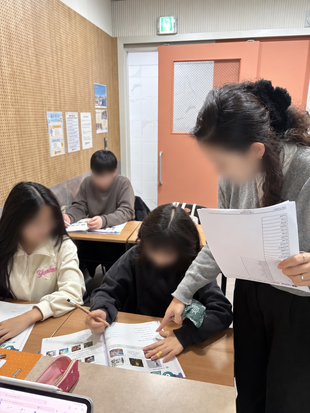 선생님이 학생별 영어 학습을 확인하는 수업