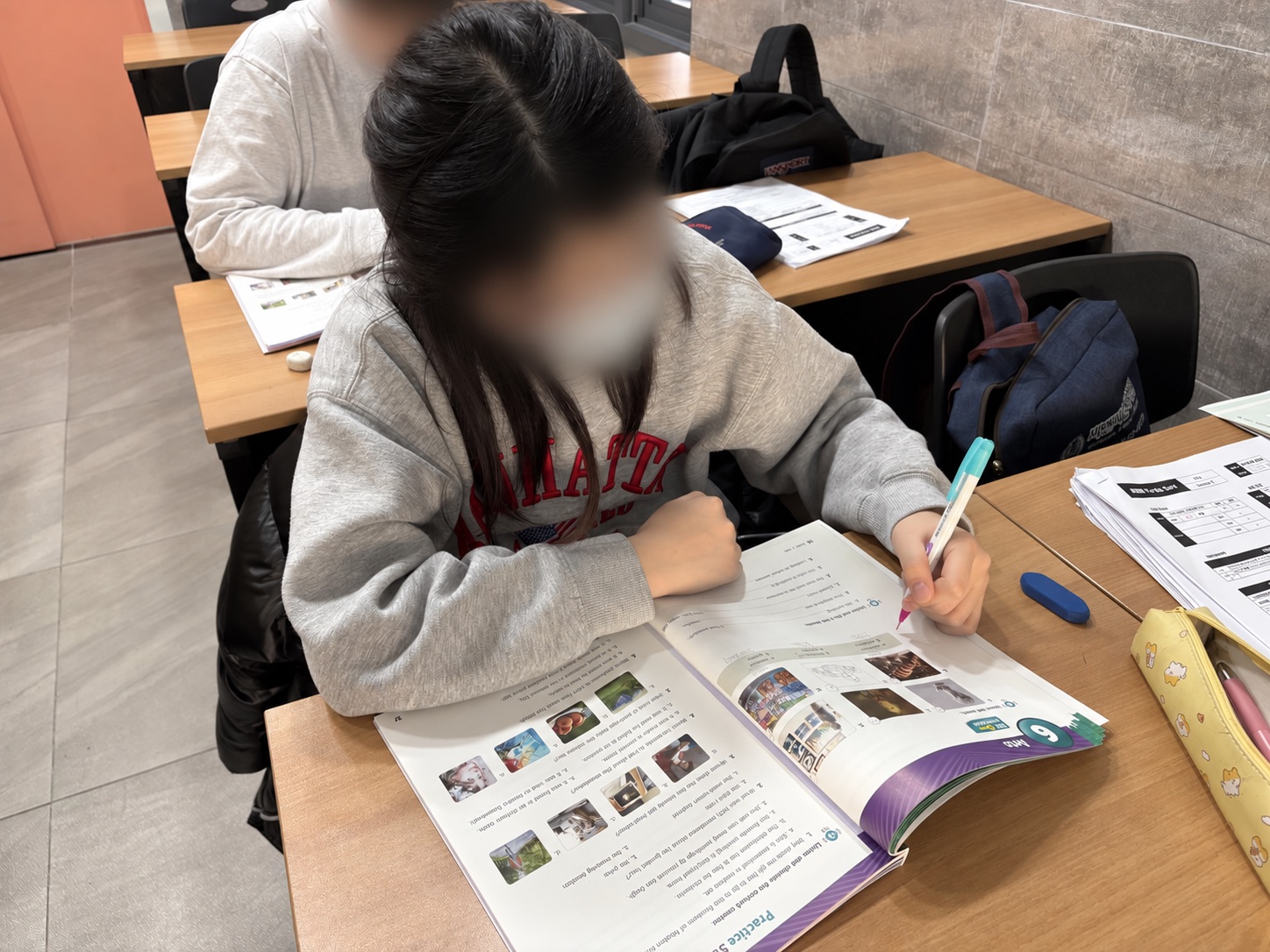 영어 교재에 직접 쓰는 학생