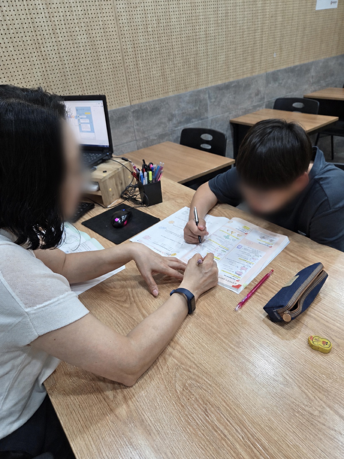 선생님이 학생의 수학 풀이를 확인하며 피드백하는 실제 수업