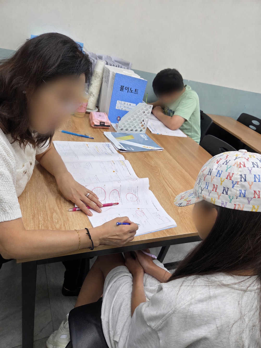 선생님이 학생별 풀이를 가까이에서 확인하고 지도하는 PT반 실제 수업